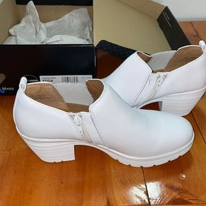NEW IN BOX white womens nurse mates